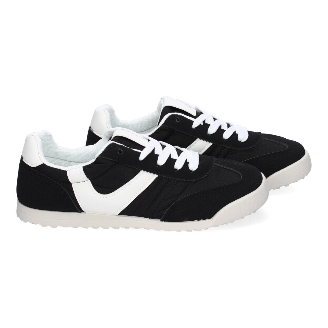 Sneaker Casual Negra con Detalles Blancos