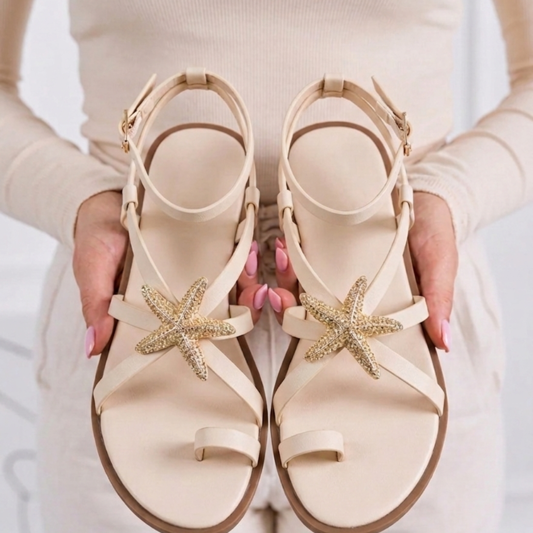 Sandalia romana plana con decoración de estrella - 5269-Beige