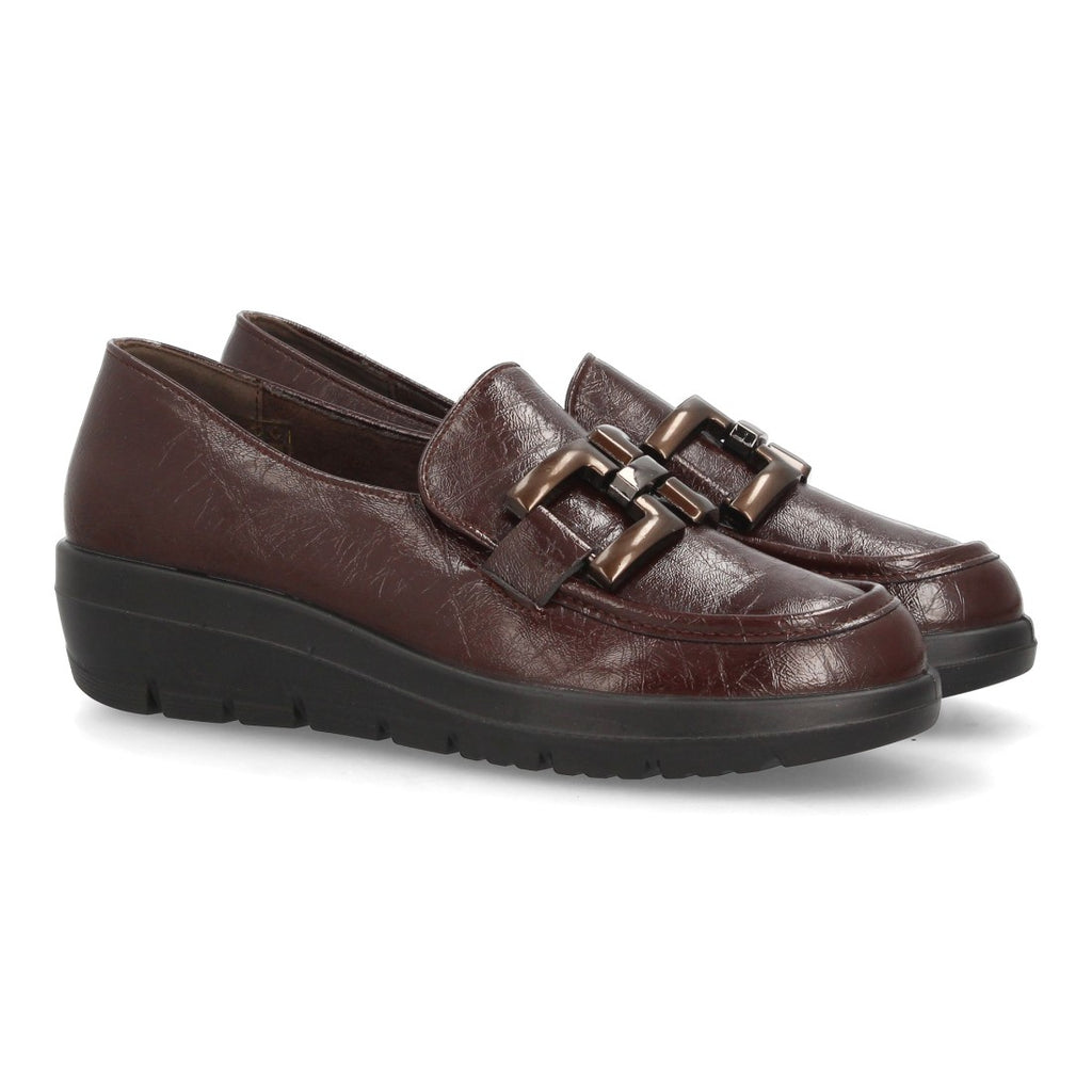 Mocasines de Mujer con Cuña Baja, Acabado Brillante y Eslabones -Marron